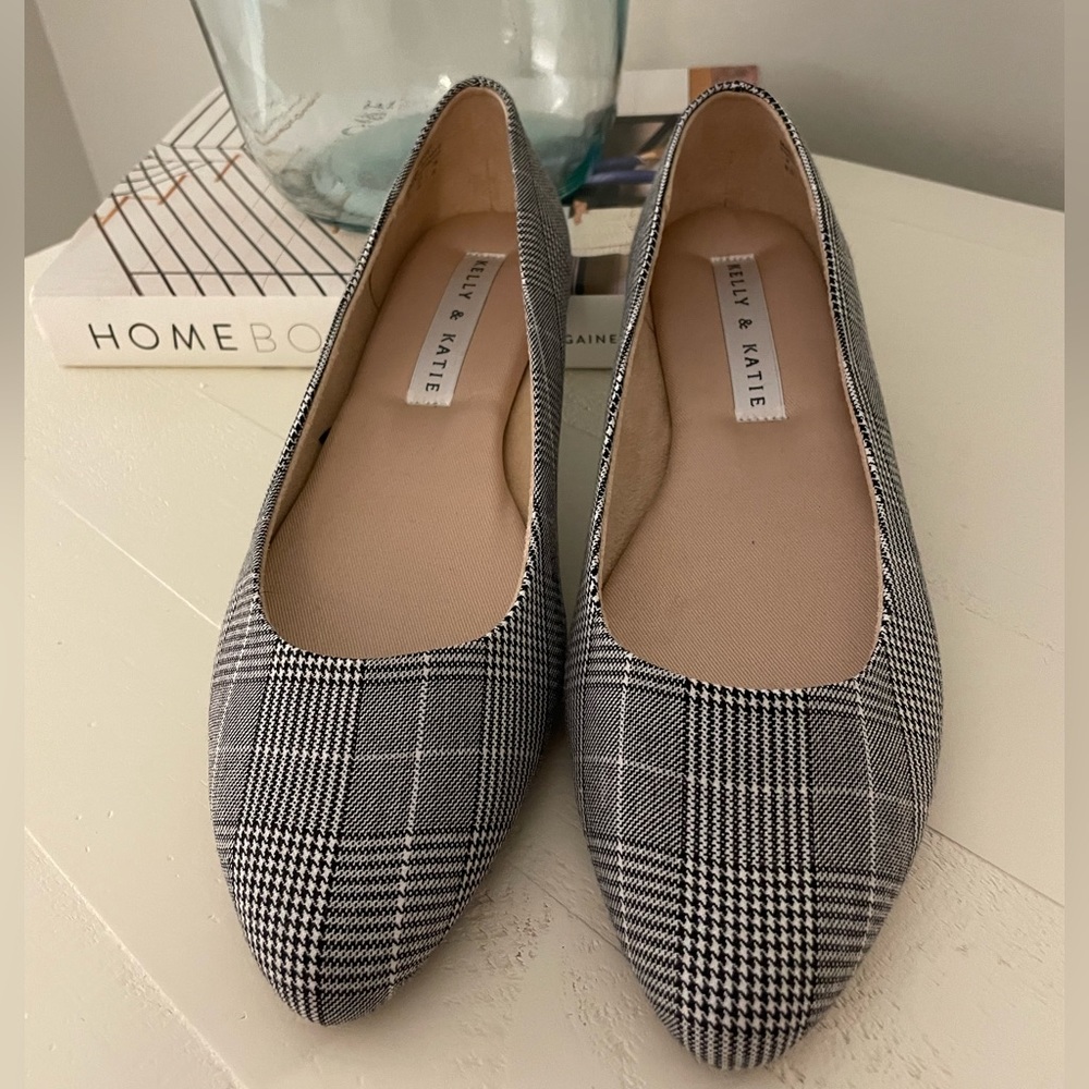 Kellie & Katie Black and White Plaid Flats, never worn size 8.5